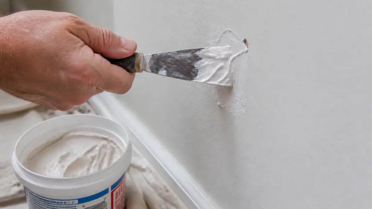 Reboucher un trou dans un mur : quel produit utiliser selon le support ?