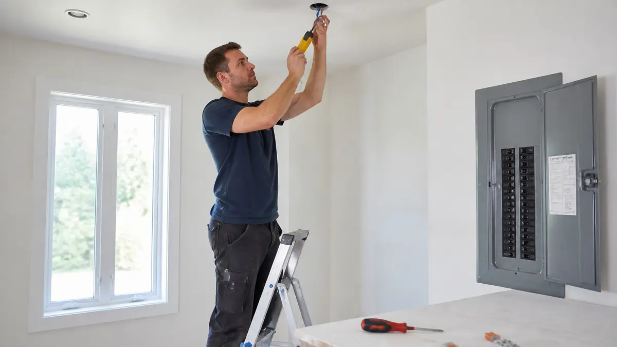 Installer un luminaire au plafond : les vérifications à faire avant de brancher