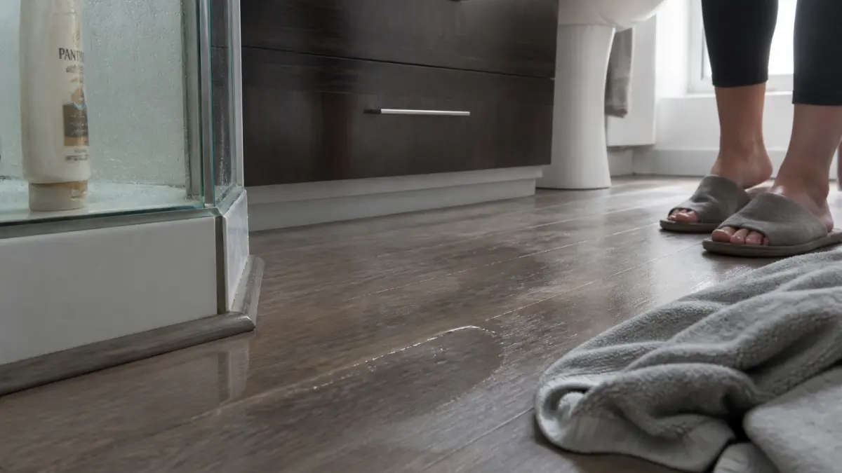 Parquet stratifié dans une salle de bain : les précautions à connaître